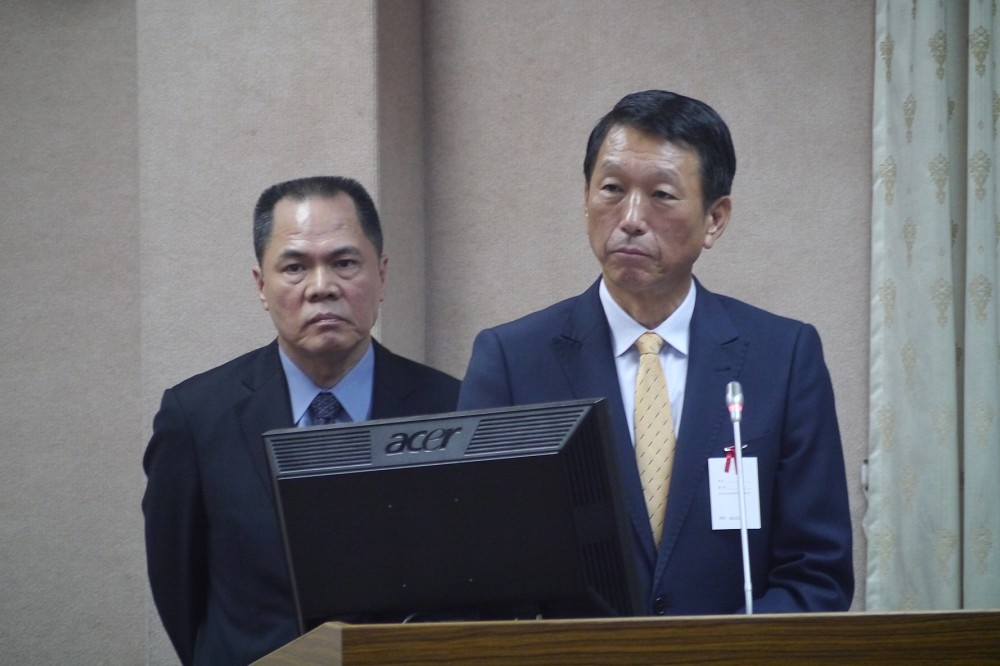 國防部副部長李喜明（右）、國安局副局長周美伍（左），在立法院備詢時表示，目前尚未收到中國在軍事上有任何異動的情資。（攝影：朱明）