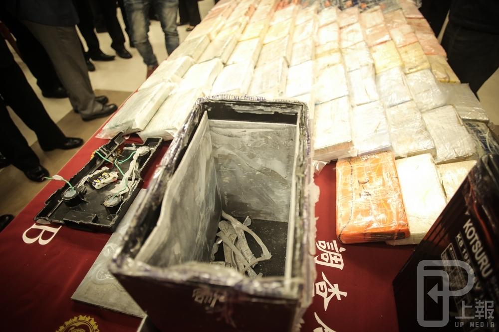 台北地檢署2日循線在高雄關破獲一級毒品古柯鹼218.45公斤，市值約新台幣20億元。（攝影：陳品佑）