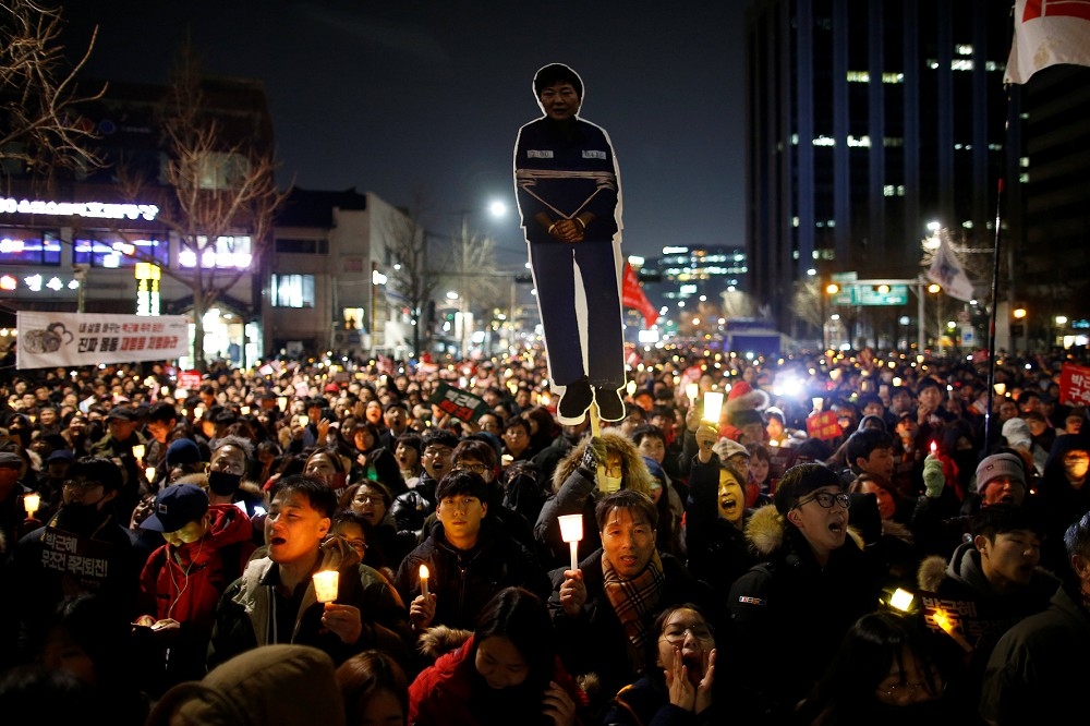 南韓民眾已連續幾周上街抗議，要總統朴槿惠下台，據了解，朴槿惠最快將於6日出面，發表第4次公開談話。（湯森路透）