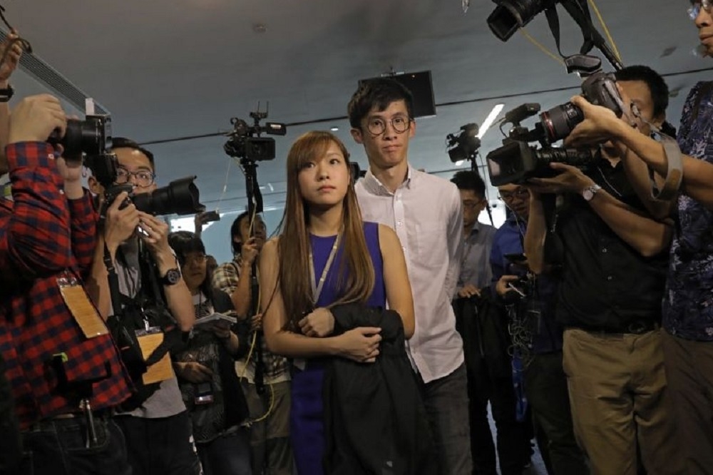 香港立法會本土派新科議員梁頌恆（右）、游蕙禎確定喪失議員資格。 （湯森路透）