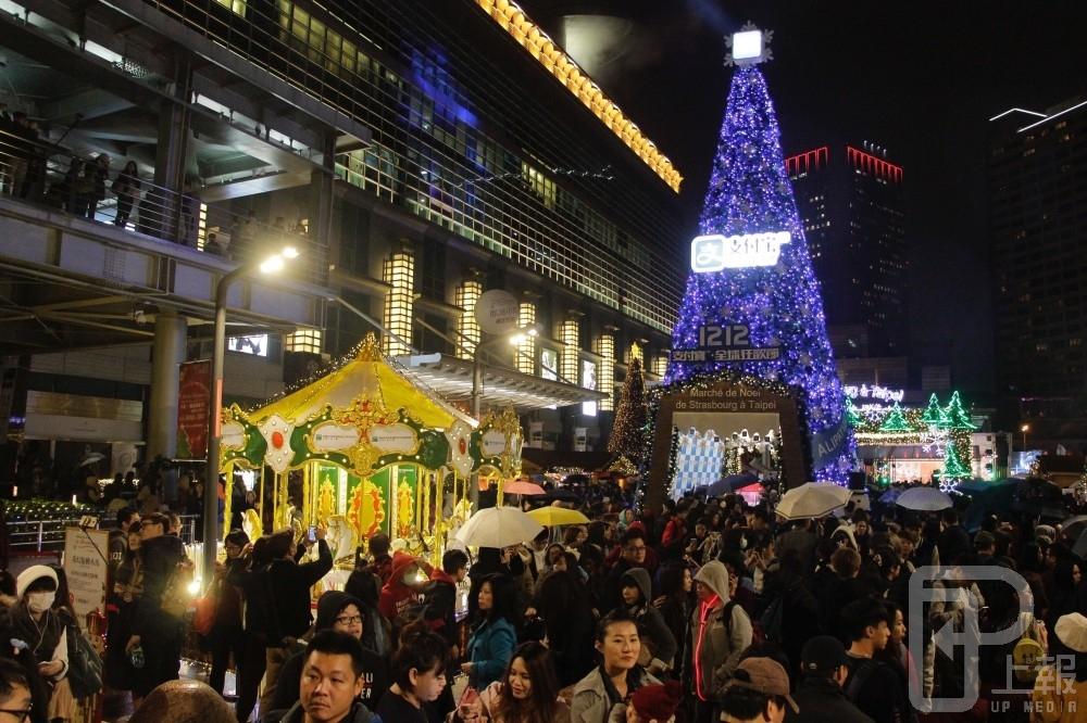 台北101「法國史特拉斯堡聖誕市集」12月1日開幕，並販售法式熱食、耶誕點心、手作飾品等。（攝影：李隆揆）