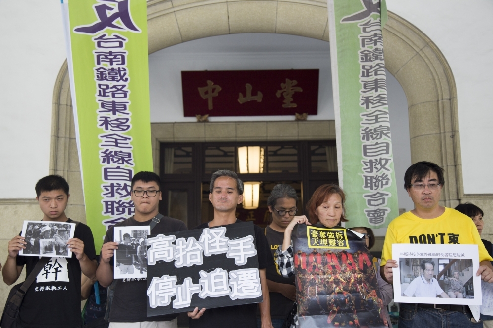 反南鐵東移全線自救會日前向民進黨表達抗議，要求執政者正視人民的居住權。（攝影：陳駿碩）