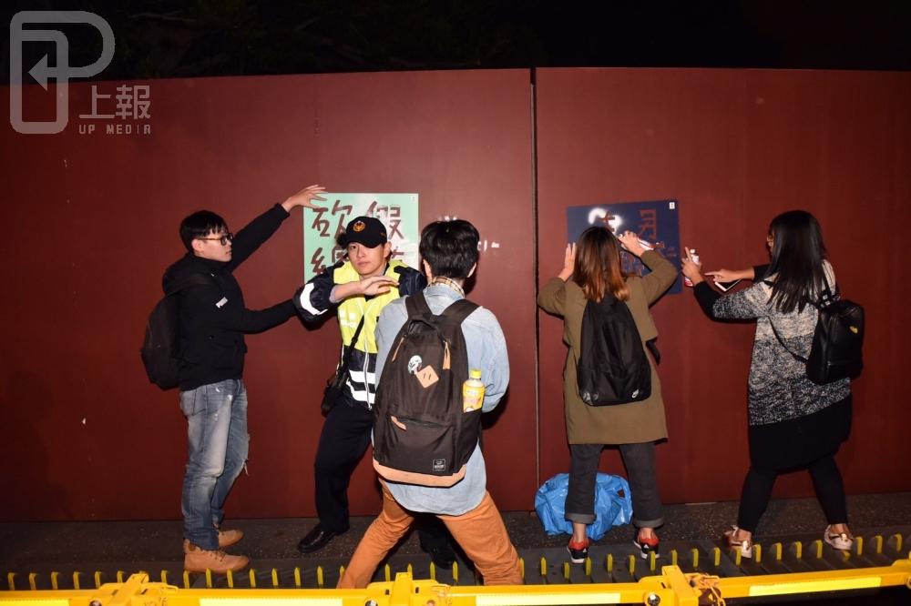 青年團體夜襲總統官邸，遭警方壓制在地。（攝影：李昆翰）