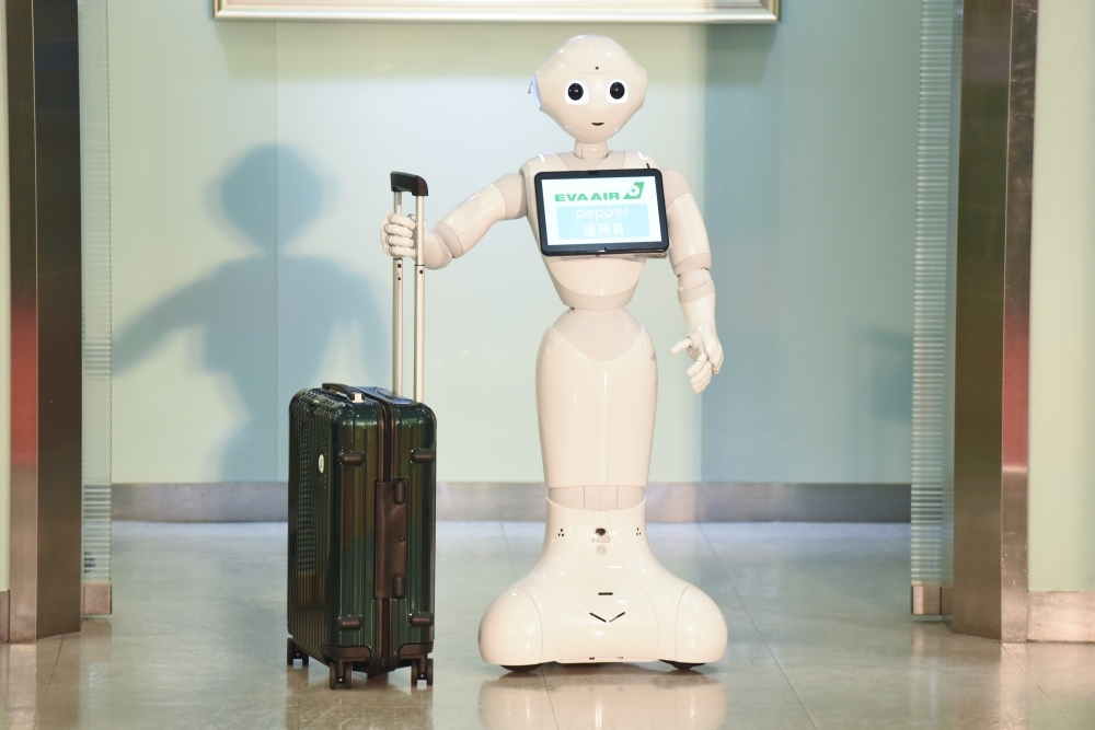 長榮航空引進機器人Pepper，8日起3部機器人將在松山機場國際線櫃台及桃園機場貴賓室服務旅客，這也是台灣航空界首批加入服務的機器人。（攝影：葉信菉）