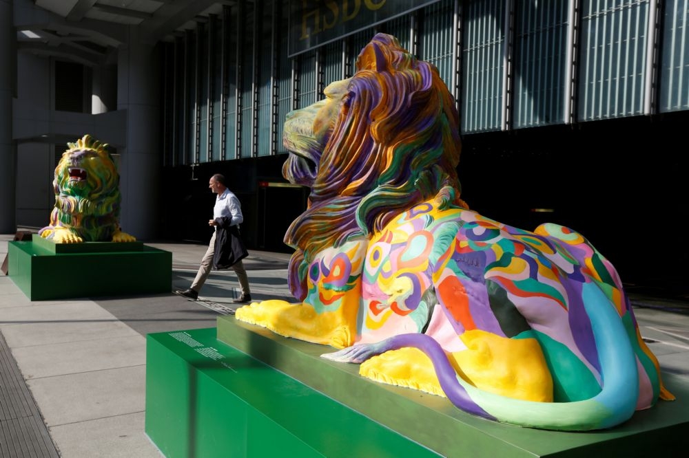 香港滙豐銀行總部門口的2隻銅獅，已被漆成彩虹顏色。   （湯森路透）