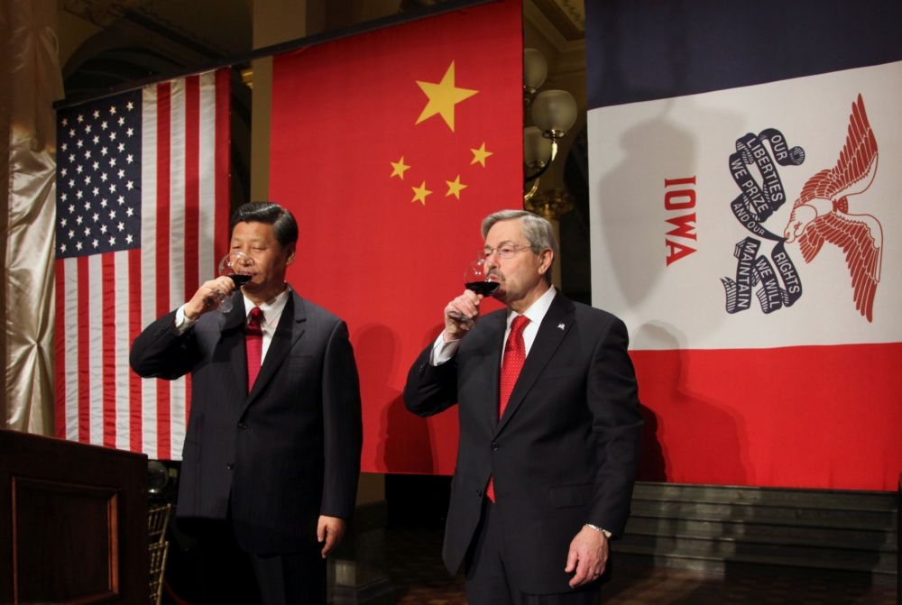 2012年2月15日，時任中國國家副主席的習近平（左）造訪愛荷華州，州長布蘭斯岱設宴接風。（湯森路透）