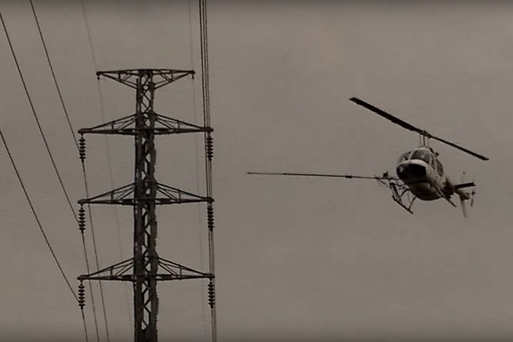 飛航安全調查委員會9日發布2015年11月22日凌天航空公司Bell 206B3型直昇機，於新北市泰山區執行電塔礙掃作業時墜毀的飛航事故調查報告，肇因指向人為疏失。圖為失事同型號直升機。（翻攝自Youtube）
