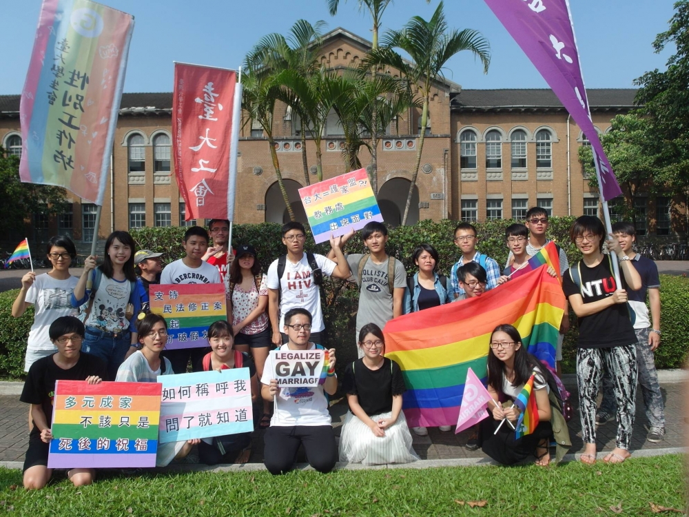 台灣大學學生會及40個校內學生團體9日聯合發表「挺同婚」聲明，並在台大象徵傅鐘、大學廣場掛上彩虹旗，呼籲社會大眾「進行理性溝通與思辨，勿散播不實歧視言論」。（翻攝自台大學生會性別工作坊）