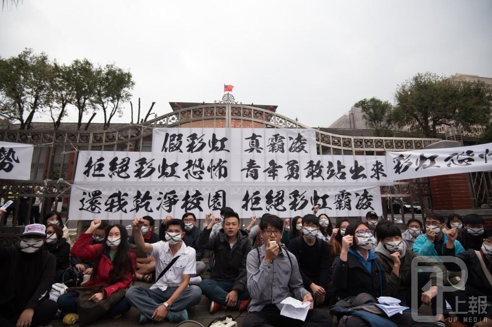 搶救台灣希望聯盟、捍衛家庭學生聯盟（捍家盟）等反同團體上午10點於立院門口舉行記者會，號召被「彩虹恐怖」霸凌的青年現身說法。（攝影：李昆翰）