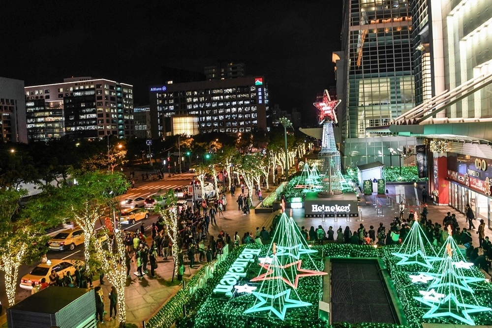 海尼根3D煙火樹及聖誕裝飾讓台北101充滿濃厚的聖誕氣氛（品牌提供）