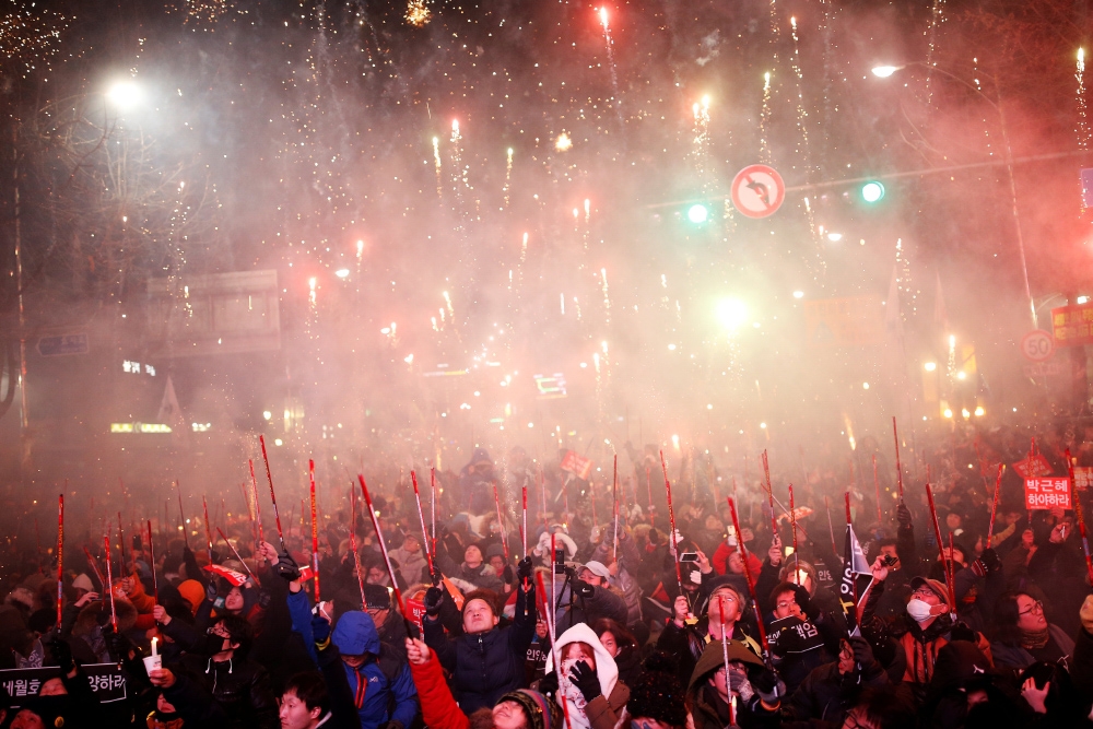 南韓80萬人民10日湧入首爾街頭，放煙火慶祝南韓總統朴槿惠於9日遭到國會彈劾。（湯森路透）