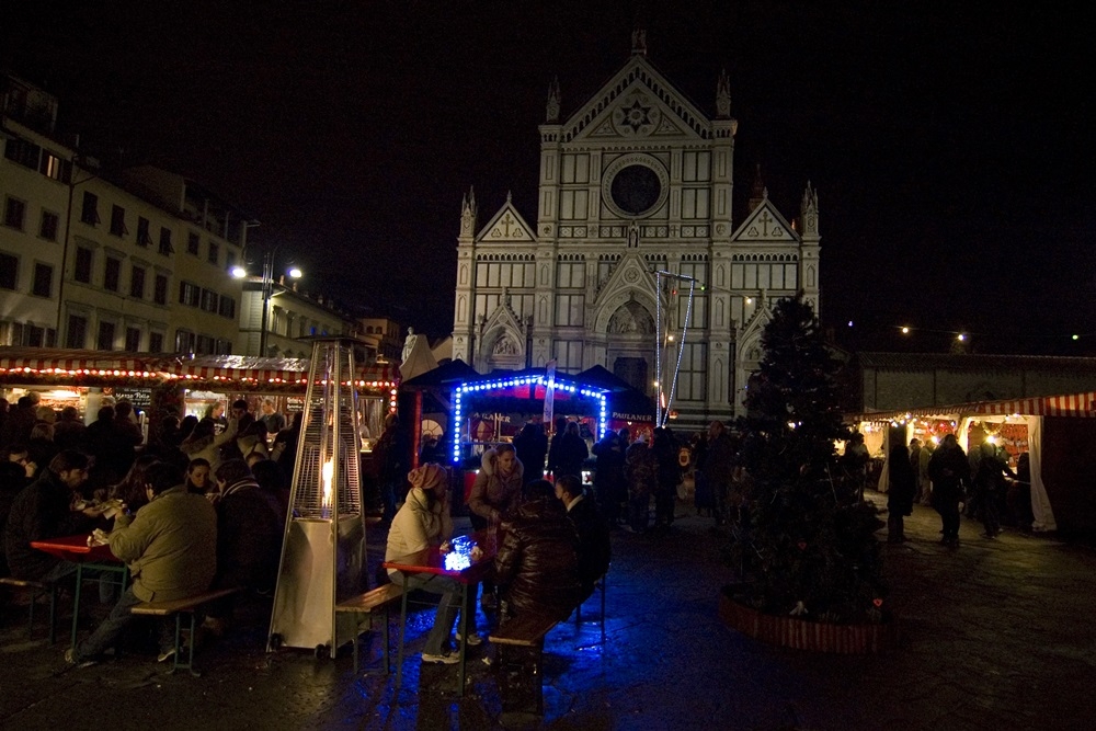 聖十字聖殿廣場前，擁有許多攤販（Francesco Gasparetti, CC BY 2.0）