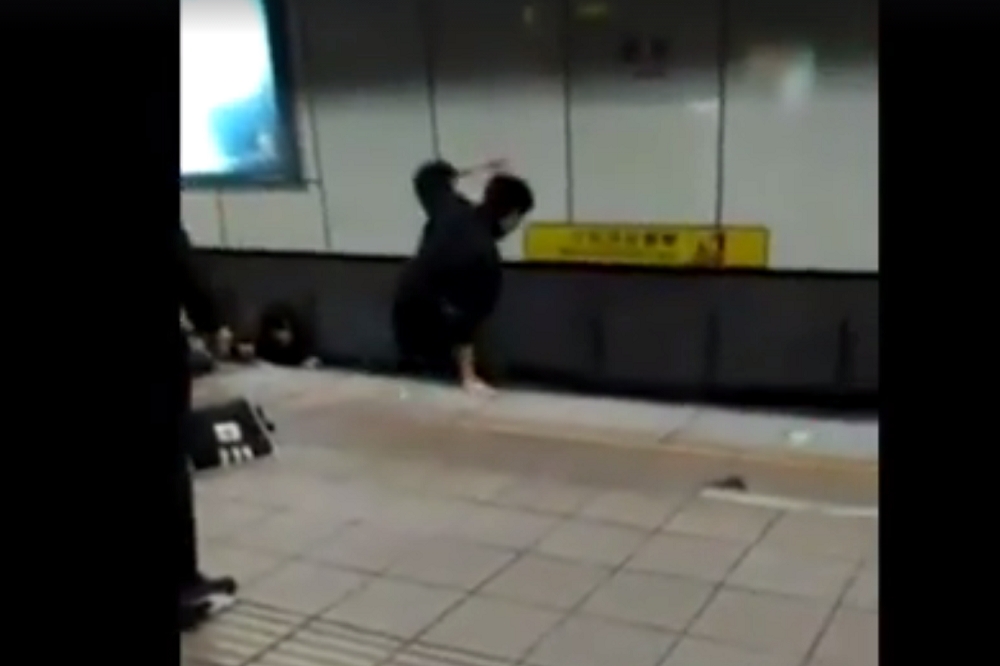 捷運景美站發生落軌意外，一名男子見狀立刻跳下月台幫忙把落軌女子抬上月台。（翻攝自爆料公社）