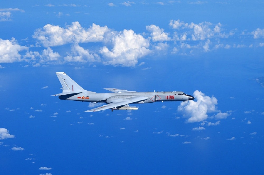 中共空軍近日派遣一架轟6轟炸機沿南海U型線飛行，為2015年3月以來首見。（翻攝自空軍發布微博）