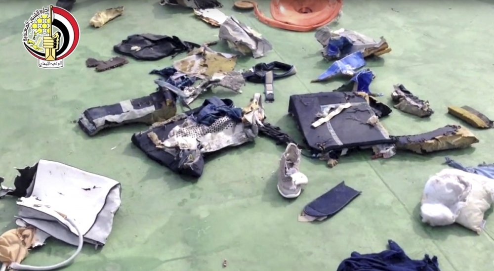 埃及航空編號MS804班機受害者遺物等殘骸。（美聯社）