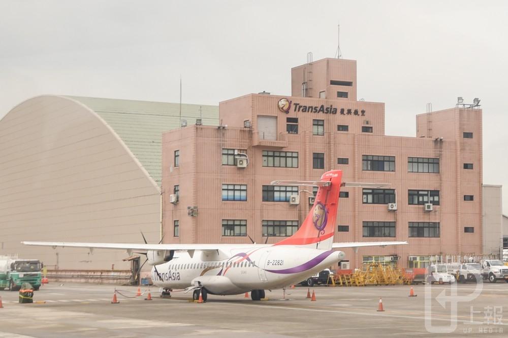 復興航空11月22日宣布解散，租機公司急著要回租給興航的16架飛機；交通部民用航空局說，已有9架正辦理除籍，程序完成後就會同意飛機離開台灣。（攝影：葉信菉）