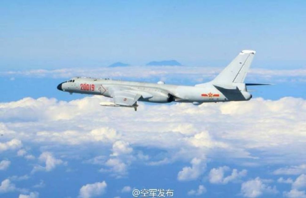 網路上「中國轟炸機路過玉山」傳得沸沸揚揚，對此，國防部出面嚴正否認，指稱「這是假的，勿以訛傳訛。」（翻攝自空軍發布微博）