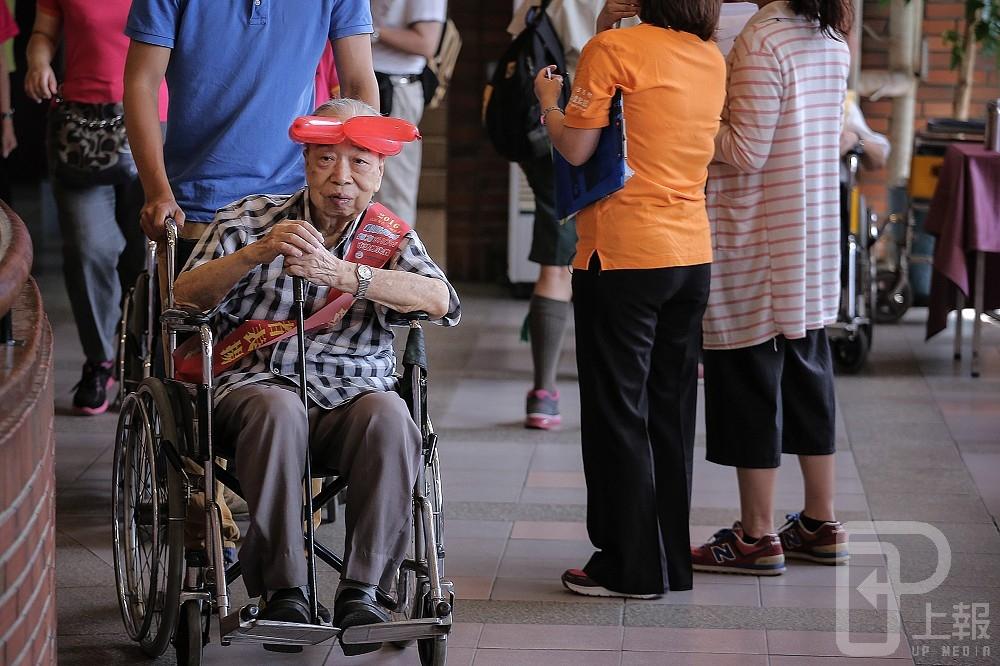 長照2.0將於2017年上路，但第一線照顧服務員人力缺額將達1萬多人，未來隨著若台灣人口老化持續成長，2026年缺額恐高達3萬人。（攝影：陳品佑）