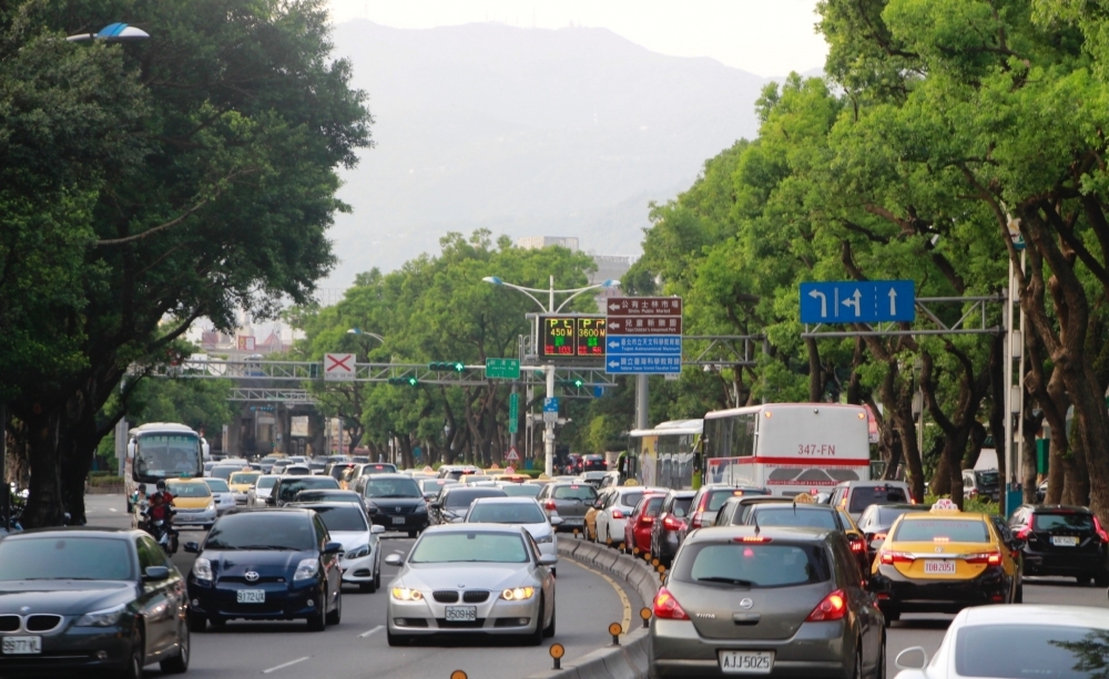 交通部台灣區國道高速公路局20日宣布，2017年1月1日起，乘載孕婦（含自行開車或搭乘）未滿3人小型車，不受目前國道高乘載管制小型車須乘坐至少3人的規定。（資料照片）