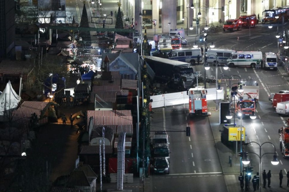 德國柏林19日發生卡車衝撞西區一處耶誕市集，造成12人死亡、48人輕重傷。（湯森路透）
