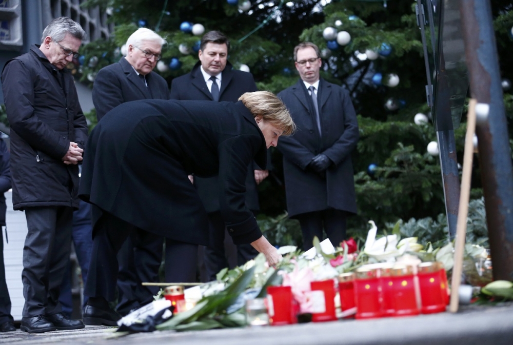 德國總理梅克爾20日在柏林攻擊現場置放花朵。（湯森路透）