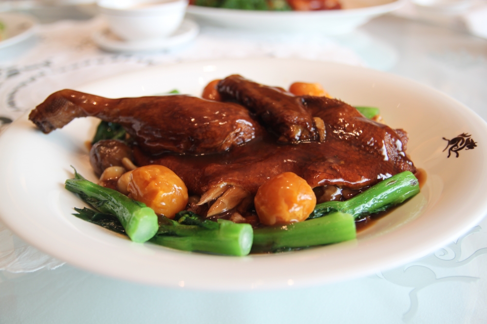 繁複的傳統粵菜「乾清八寶鴨」（攝影：黃映嘉）