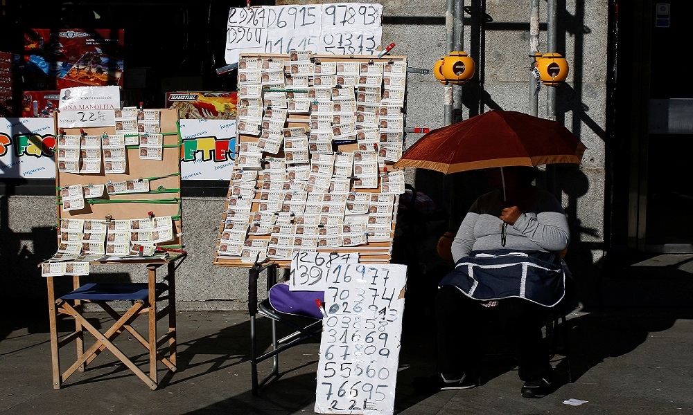 西班牙街頭販售耶誕彩券的商人。　（湯森路透）