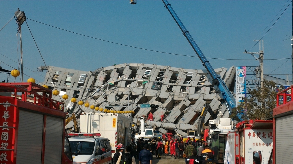2016年2月6日：因地震而倒塌的维冠大樓，帶走115條生命，也成為台灣有史以來因單一建築物倒塌罹難人數最多的災害。（翻攝自维基百科）
