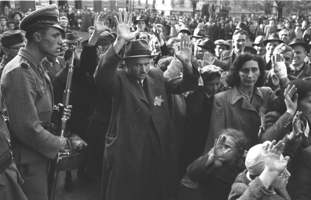 布達佩斯，匈牙利——匈牙利和德國軍人將被逮捕的猶太人趕到市民劇院中， 1944年10月。（照片翻攝自維基百科）