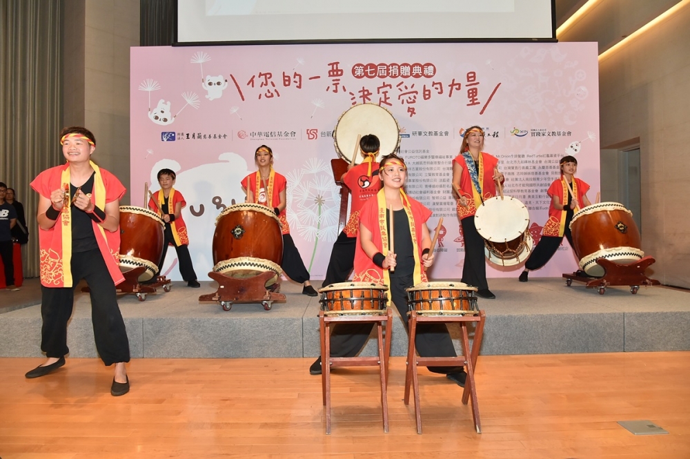 「臺南市鼓樂協會」林韻慈老師帶領台南及台中的大小朋友組成的樂團，擔任活動開場表演。（圖片來源：台新金控）