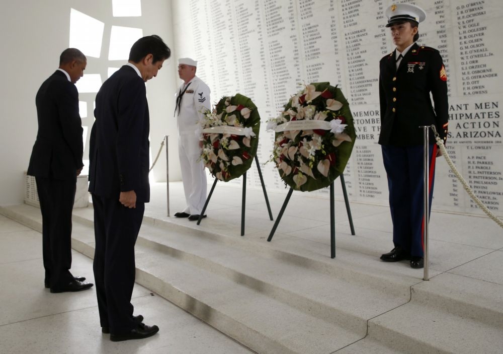 安倍晉三（左二）與歐巴馬（左一）在珍珠港悼念死者。（湯森路透）