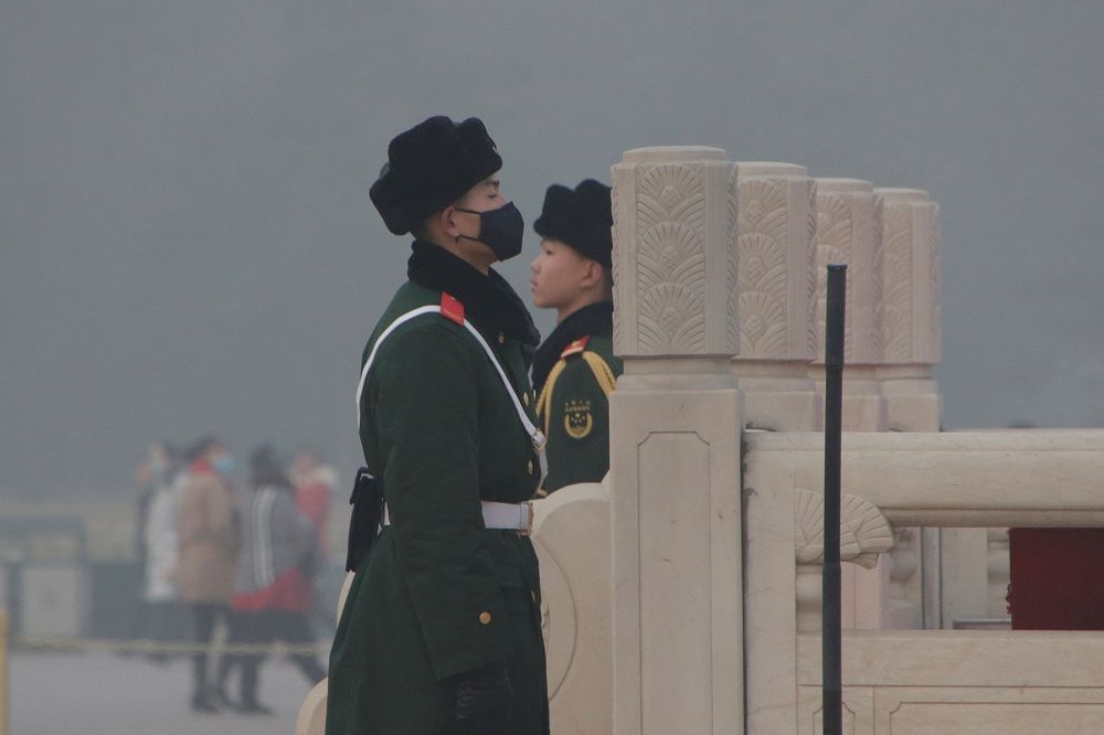 中國霧霾嚴重到北京公安也得戴上口罩值勤。（湯森路透）