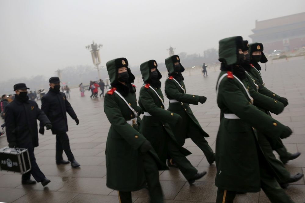 2017年，中國將對台灣祭出強硬措施，圖為北京天安門前武警。（湯森路透）