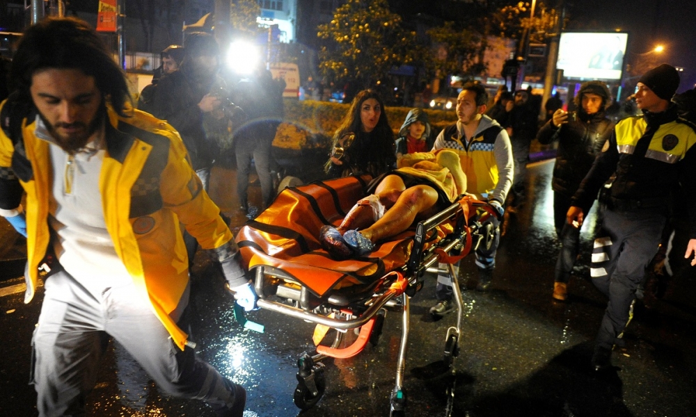 一名在伊斯坦堡槍擊案中受傷的女性送醫治療。（湯森路透）