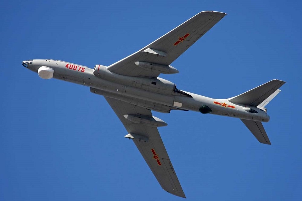 轟6K（H-6）轟炸機是中國經蘇聯許可後，而生產的中型後掠翼噴氣式Tu-16轟炸機，該機主要擔任戰術戰略轟炸、偵察、反艦、巡邏監視等多種任務，並持續進行現代化改良提升性能。（取自愛空軍iAirForce）