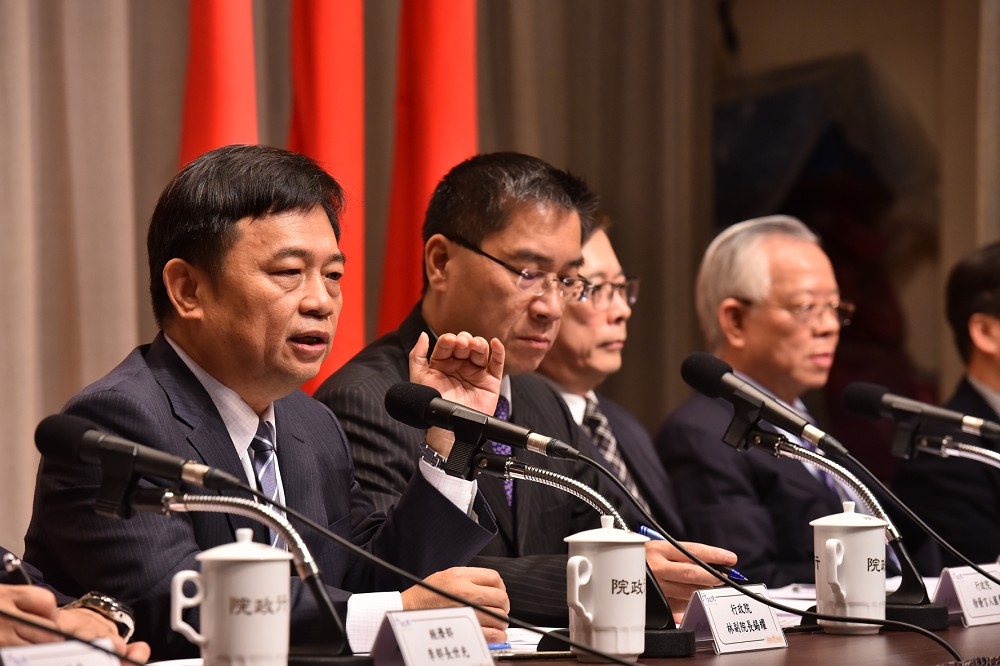 針對一例一休引發的衝擊，行政院副院長林錫耀（左一）今下午率財經內閣大陣仗召開記者會，國發會指出「整體看來衝擊有限」。（攝影：李昆翰）