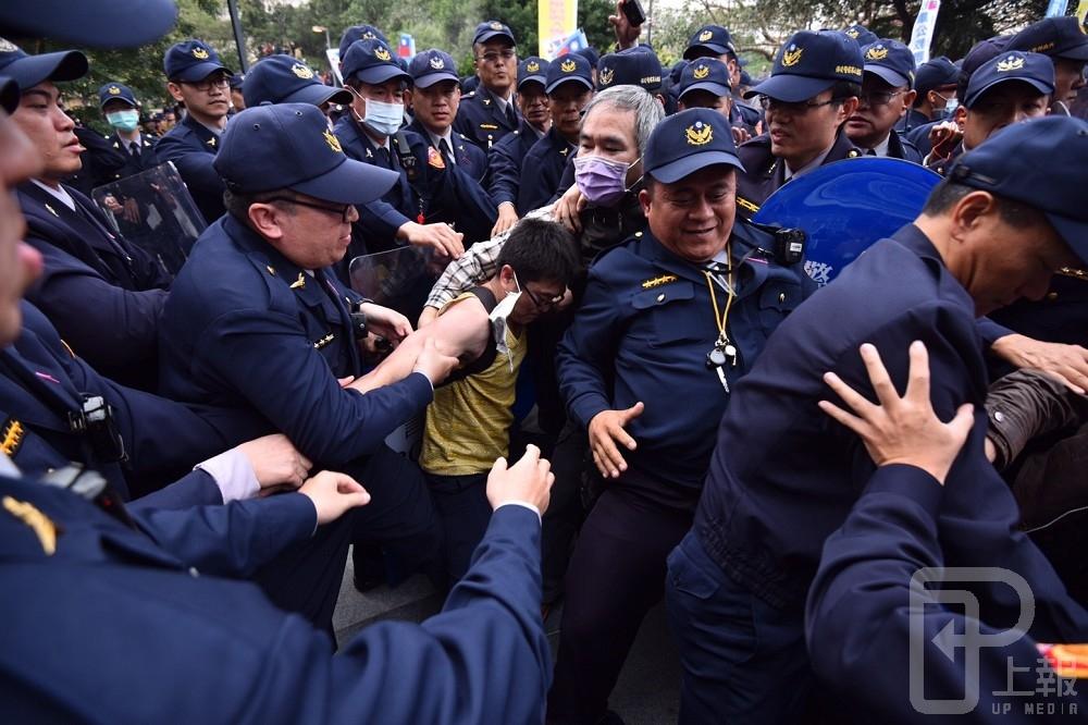 年改國是會議7日台中場，抗議民眾遭警方帶走。（攝影：李昆翰）