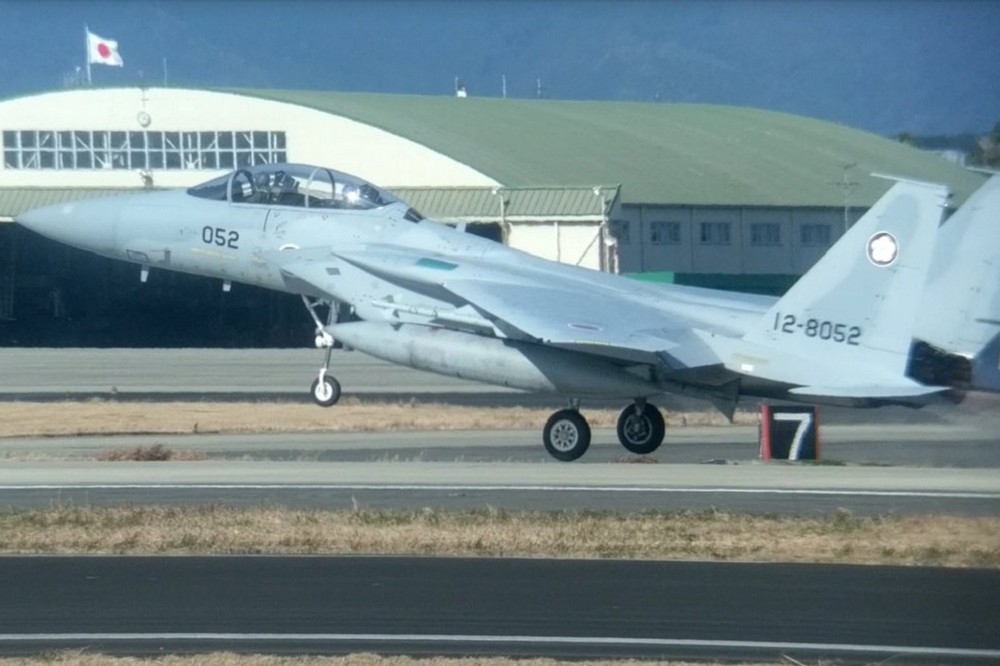 日本F-15J戰鬥機被網友拍到從新田原基地起飛，以應對中共解放軍的軍機穿越對馬海峽。  （翻攝自推特）