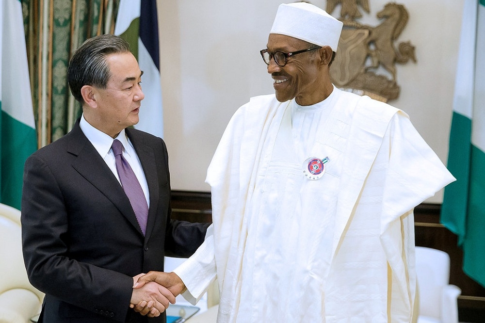 中國外長王毅（左）7日至12日訪問馬達加斯加等非洲五國，昨與奈及利亞總統（右）會面。（湯森路透）