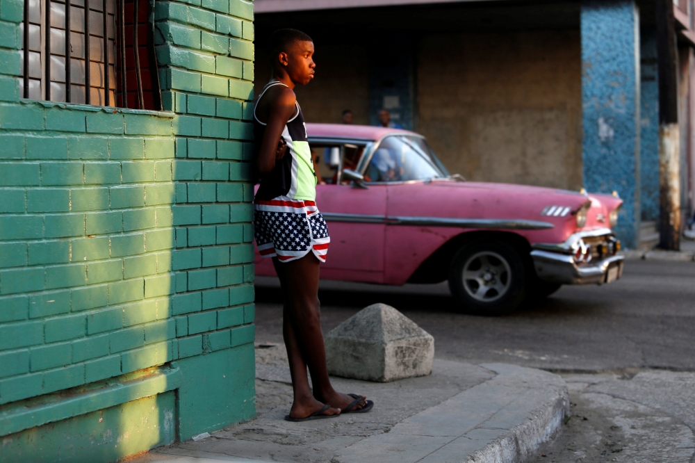 古巴首都哈瓦那（Havana）街頭上，穿戴美國樣式的古巴少年。（湯森路透）