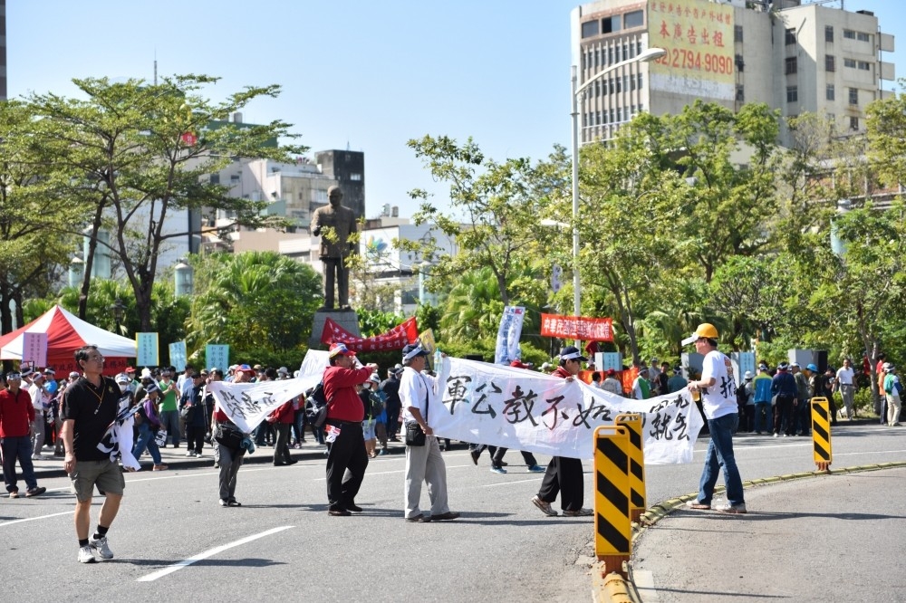 台南市教育產業工會等地方工會15日上午在台南市政府，舉行年金改革大遊行。圖為年金改革分區會議高雄場外現場，與本文內容無關。（攝影：李昆翰）