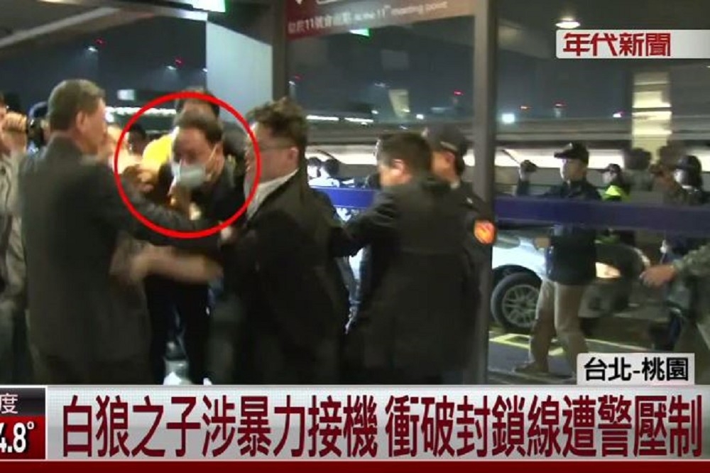 「白狼」張安樂的次子張瑋日前涉嫌在「香港眾志」祕書長黃之鋒抵台時，衝出警方封鎖線，企圖揮拳毆打他。（翻攝自年代新聞）