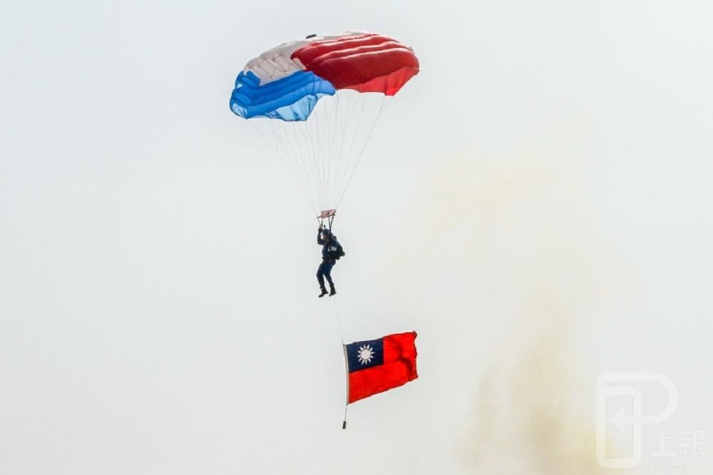 國軍106年春節加強戰備活動，神龍小組在台中竹坑營區進行跳傘操演。（攝影：蘇郁晴）