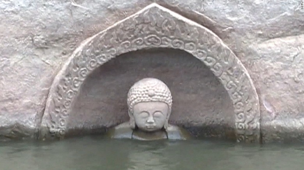 中國江西洪門水庫進行整修，降低水面時竟露出已有600年歷史的大佛雕像。（畫面翻攝自CCTV）