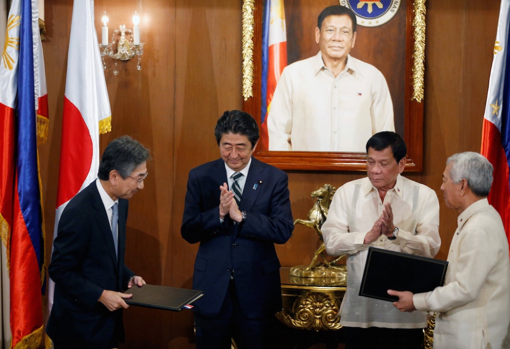 日本首相安倍晉三日前造訪菲律賓與杜特蒂總統會面。最右為菲律賓外長雅賽。（湯森路透）