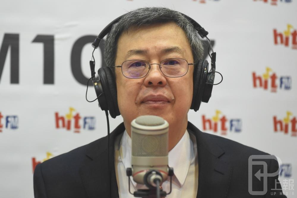 副總統陳建仁19日接受廣播節目《寇寇早餐》專訪時表示，年金改革一刀都不會影響到他們。（攝影：葉信菉）