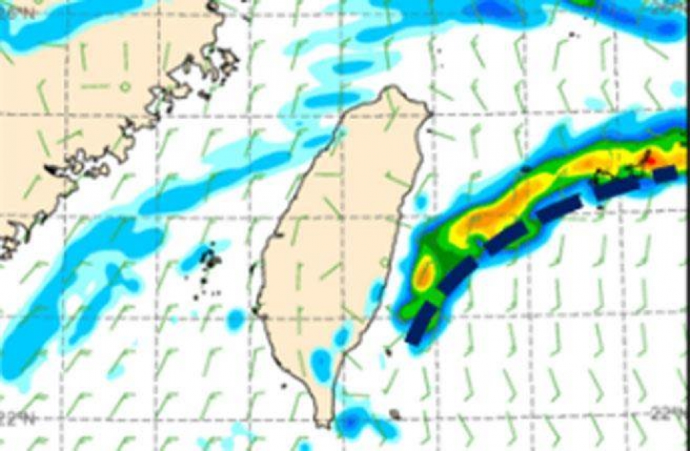 最新（18日20時）中央氣象局細網格（WRF 5公里)數值模式，模擬19日5時地面圖顯示，地面鋒面(藍虛輔助線）在台灣東側海面，預測雨量除了在鋒面帶上，其他地方的雨都很零星。（翻攝自「洩天機教室」網站）