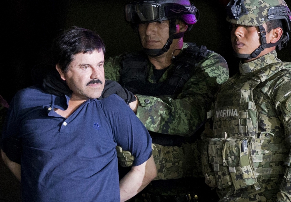 知名毒梟「矮子」古茲曼2016年1月被墨西哥軍人押送的照片。（美聯社）