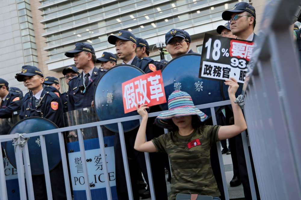 台灣經濟持續低迷，社會關係出現嚴重對立，換了政黨也無法順利解決分配正義或世代正義，人民還會對民主具有樂觀的期待嗎？（湯森路透）