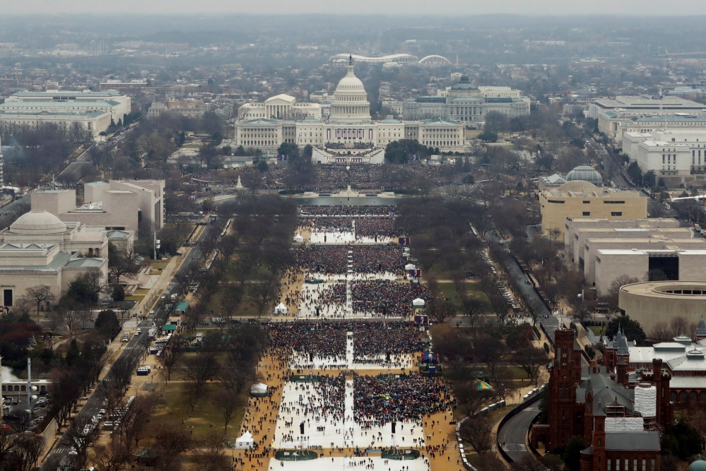對於20日美國總統川普就職典禮究竟有多少人到場觀看，眾說紛紜。（湯森路透）